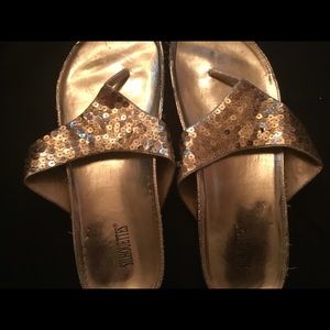 Ladies Silhouettes Sandals Size 9M Step In Gold